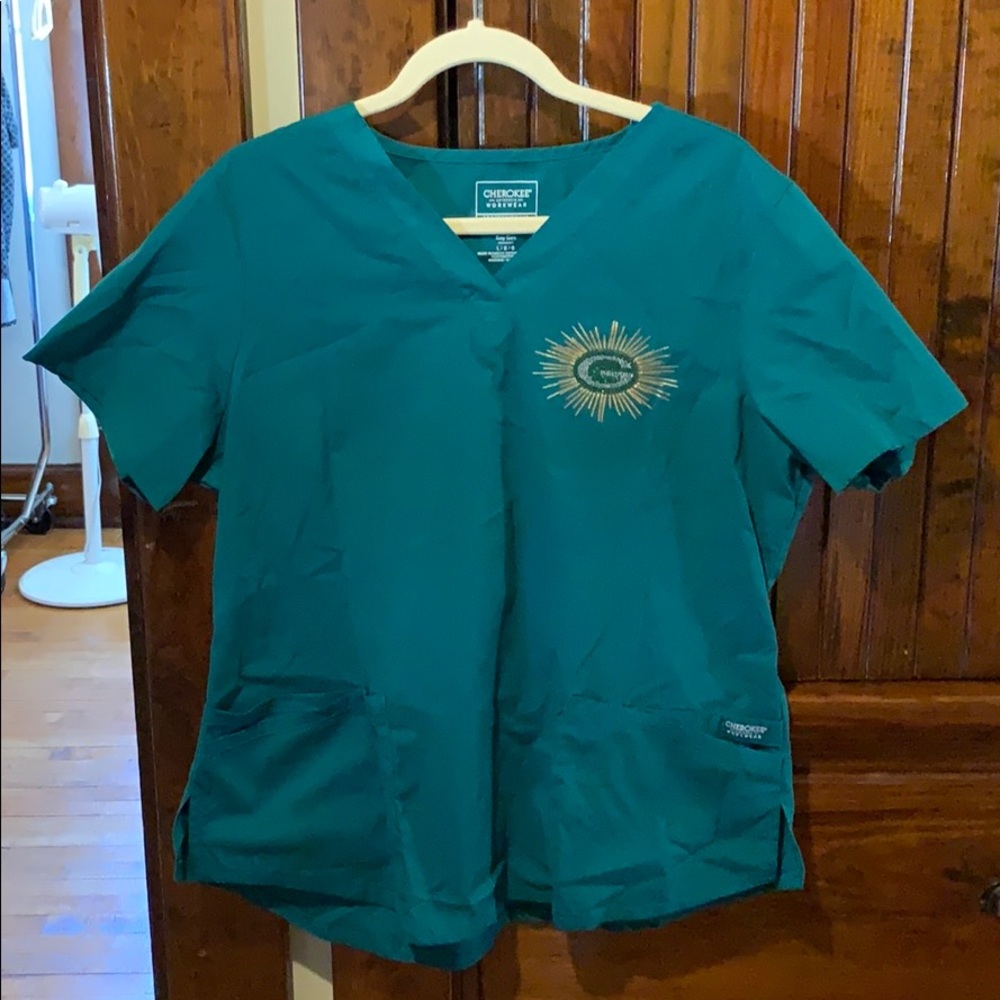 Size large Cherokee Packer Scrub Top